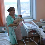 В Кургане члены Союза православных женщин поздравили мамочек, родивших в День матери | МОО «Союз православных женщин»