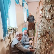 В Хакасии продолжают изготовление маскировочных сетей | МОО «Союз православных женщин»