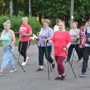 У пожилых людей города Рудня появилась возможность заниматься скандинавской ходьбой (Смоленская область) | МОО «Союз православных женщин»