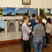9 октября экспозиция фотовыставки «Храмоздатели Руси» развернулась в стенах Смоленского государственного медицинского университета | МОО «Союз православных женщин»