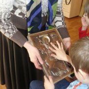 Воспитанники школы-интерната для слабовидящих детей получили в подарок рельефные иконы | МОО «Союз православных женщин»