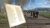 В Зауралье члены Союза православных женщин приняли участие в субботнике на Аллее памяти (Курганская область)
